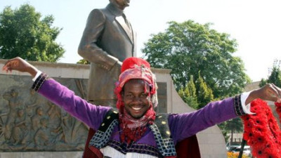 Ugandalı gençten 30 Ağustos zeybeği