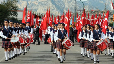 Milli bayramlar okullara geri döndü