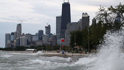 ABD’de dev dalgalar bir can aldı