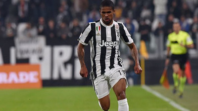 Douglas Costa'dan rakibine skandal hareketler
