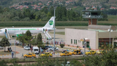 Alman uçağı çamura saplandı