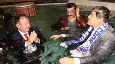 Başkan havuza takım elbiseyle girdi