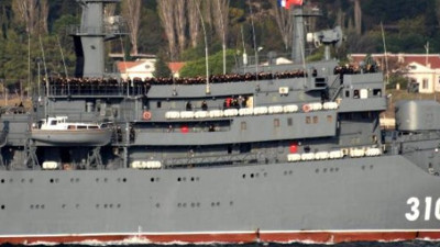 Rus savaş gemisi Çanakkale Boğazı'ndan böyle geçti