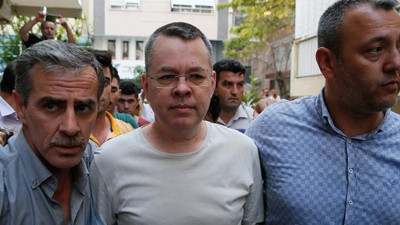 Rahip Brunson duruşmaya böyle götürüldü