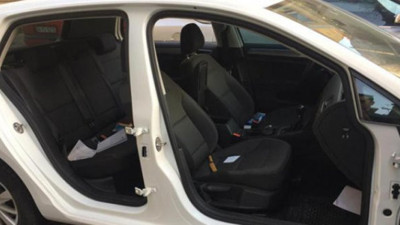 Park halindeki aracın kapısını çaldılar