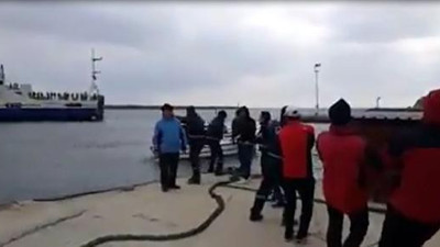 Arıza yapan vapuru halatla iskeleye yanaştırdılar
