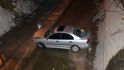 İstanbul'da otomobil su kanalına uçtu!