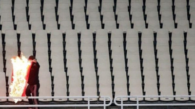 Irkçı Yunan taraftarlar Türk bayrağını ateşe verdi