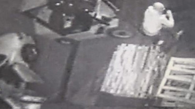 150 kiloluk kasayı kucaklayıp çaldılar