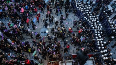 Kadına şiddet eylemine polis müdahalesi