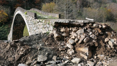 300 yıllık taş köprüyü bu hale getirdiler!