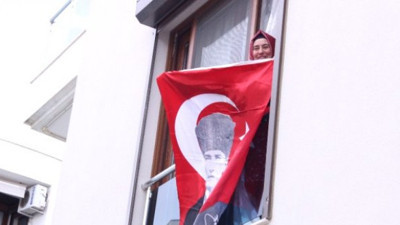 Şehit eşi Sibel Kulaksız penceresine bayrak astı