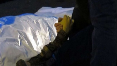 Kazada ölen arkadaşının elini bırakmadı!