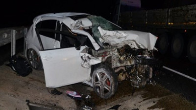Otomobil tıra arkadan çarptı: 2 Ölü