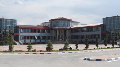 Yüzüncü Yıl Üniversitesi'nde yüzlerce öğrenci hastanelik oldu!