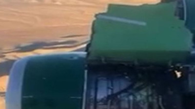 Uçağın motoru havada sökülmeye başladı