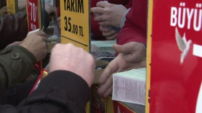 Eminönü'nde Milli Piyango kuyruğu
