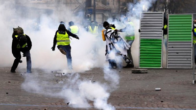 Fransa'dan OHAL sinyali