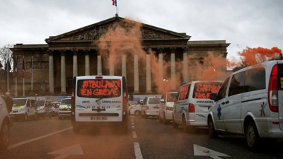 Fransa'daki olaylara ambulans şoförleri de karıştı