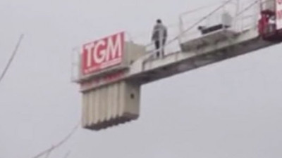 60 metre yükseklikteki vinç üzerinde namaz kıldı