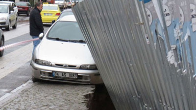 Maltepe'de kaldırım çöktü, park halindeki araç askıda kaldı