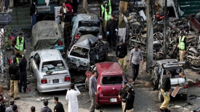 Pakistan'da dini törene saldırı: 6 yaralı