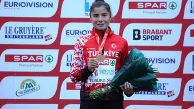 Milli sporcu Yasemin Can tarihe geçti