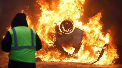 Sarı yeleklilerin ekonomiye faturası ağır oldu