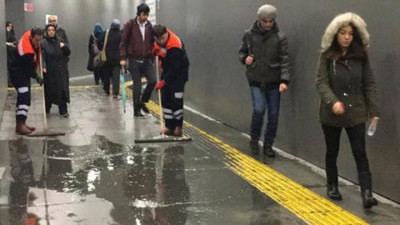 Metrobüs yaya geçidini su bastı