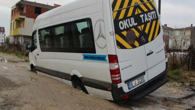 Öğrenci servisi çöken yola saplandı