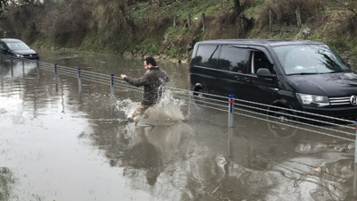 Florya'da yol göle döndü araçlar mahsur kaldı