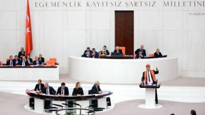 CHP'li Gürer'den TBMM'de baretli tepki