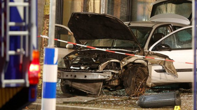 Otomobil, otobüs durağına daldı