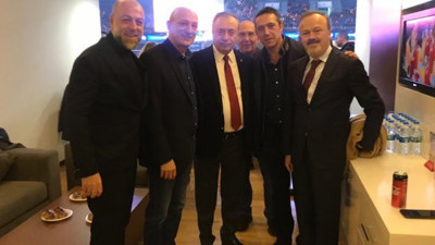 Galatasaray- Fenerbahçe derbisinde başkanlar yan yana