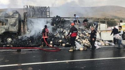 İplik yüklü TIR hareket halindeyken yandı