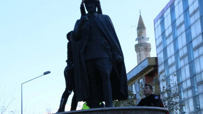 ‘Af talebi’ için Atatürk büstüne çıktı