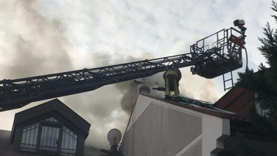 Bakırköy'de villanın çatısı yandı; anaokulunda korku yaşandı
