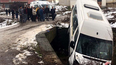 Minibüs kanala düştü: 5 yaralı