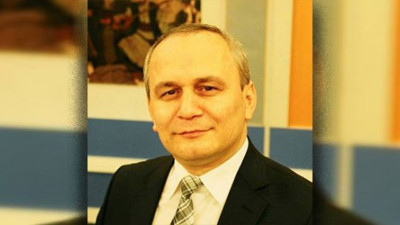 Hükümete yakın gazetenin hedefindeki yazar görevden uzaklaştırıldı