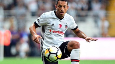 Adriano Beşiktaş ile sözleşme yenileyecek
