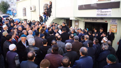 AKP'li Başkan'dan cami önünde miting