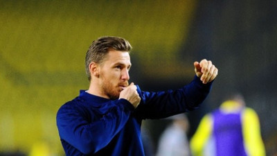 Serdar Aziz Fenerbahçe armasını öptü sosyal medya sallandı