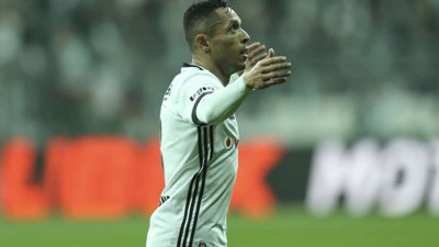 Adriano, Beşiktaş'tan ayrılabileceği sinyalini verdi