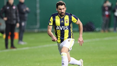 Şener Özbayraklı Fenerbahçe’de kalıyor