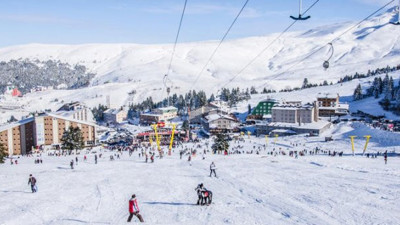 Uludağ'da vatandaşların üzerine kar kütlesi düştü