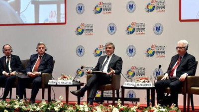 Abdullah Gül: "Çok tehlikeli bir ateşi körüklüyorlar"