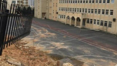 İstinat duvarı okul bahçesine devrildi