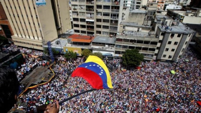 ‘Maduro istifa’ diyerek sokaklara döküldü