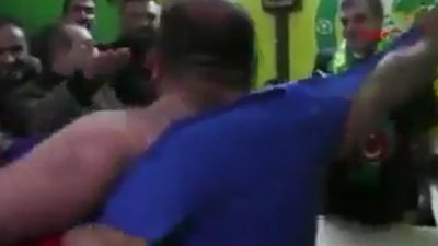 AKP’li başkan adayı oy istedi vatandaş soyundu!