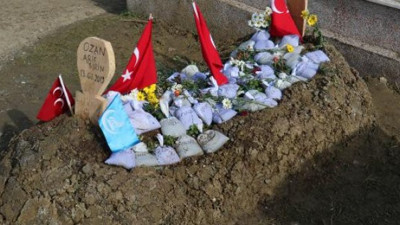 Ozan Arif'in kabrine Türkiye'nin dört bir yanından getirilen topraklar bırakıldı